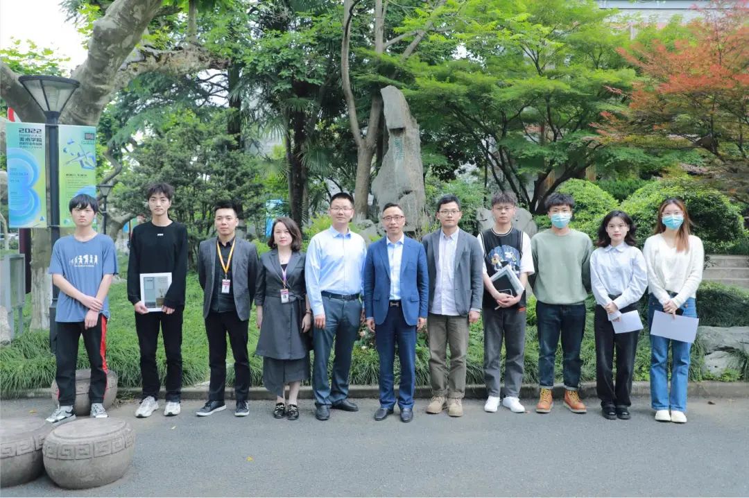 校友们一同合影留念 纪念杭师大第114个生日 校友们一同合影留念 纪念杭师大第114个生日