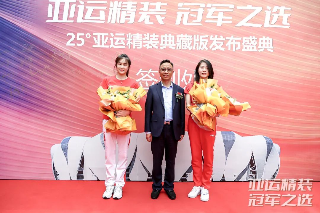 世界冠军张玲、蔡彤彤莅临活动现场 世界冠军张玲、蔡彤彤莅临活动现场