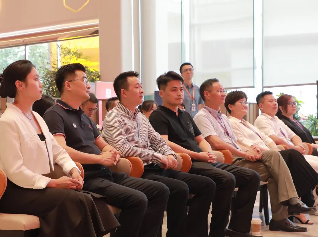 出席本次签约仪式的双方领导 出席本次签约仪式的双方领导