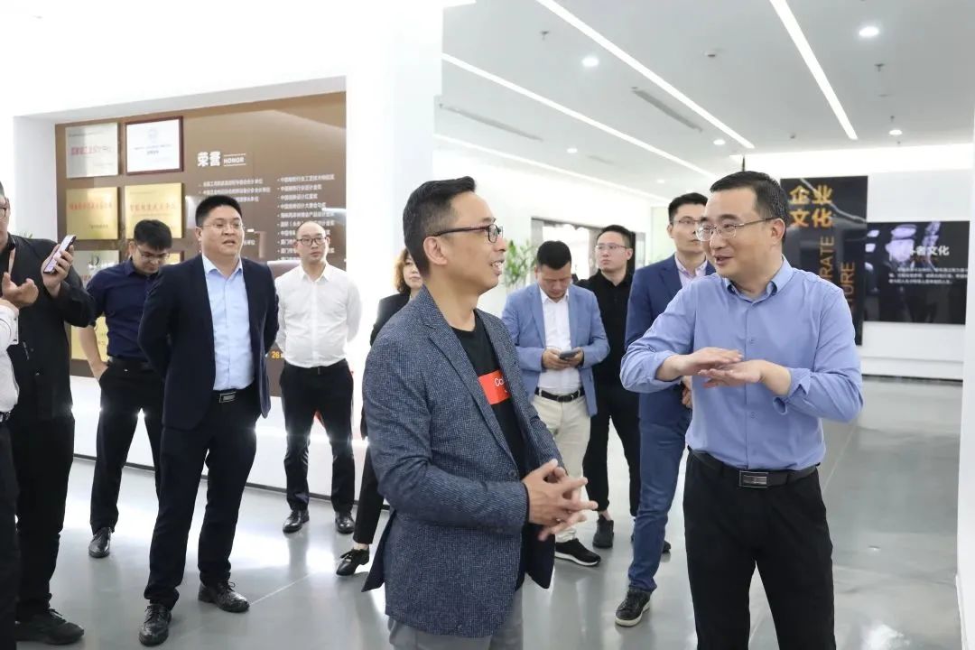 张一良先生一行参观金牌橱柜