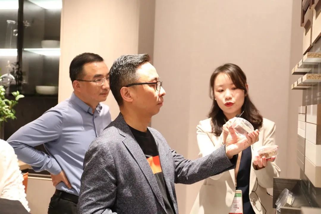 张一良先生一行参观金牌橱柜