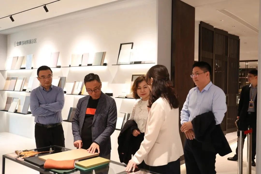 张一良先生一行参观金牌橱柜
